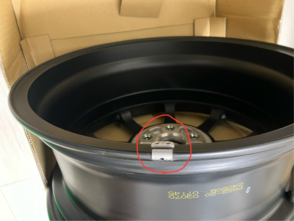 これってなんですか？ ホイールのリムについてある赤丸の金属は何ですか？ ないと困るものですか？ GR86、RZの純正ホイールです。