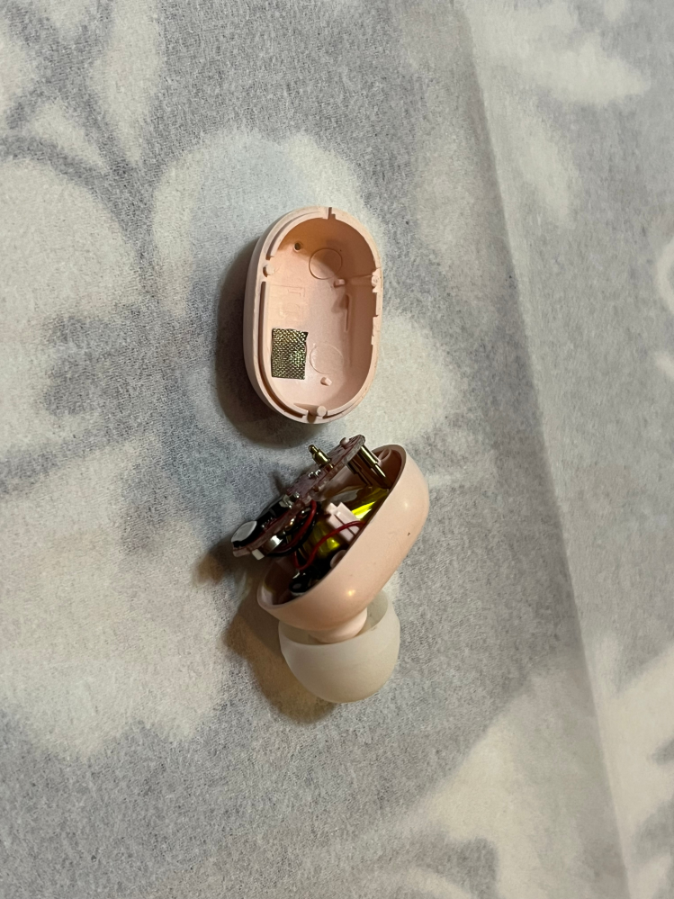 至急Bluetoothイヤホンの中身が飛び出して壊れました。どう処分したら 
