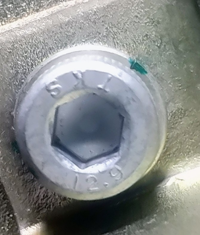 6角レンチトルクについて質問です ・使用工具（6ｍｍの6角レンチ） ・ボルトの刻印（TKS 12.9） 上記の場合のトルク（N.ｍ）はいくつになりますか？ ご存じの方、よろしくお願いします