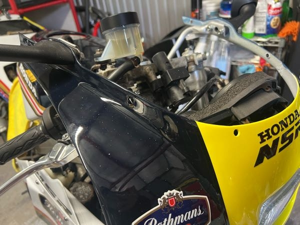 NSR250RMC1888中華カウルを購入したのですが、スクリーン(別途購