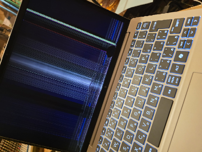 買ったばかりのノートパソコンが突然こうなりました。どうしたらいい 