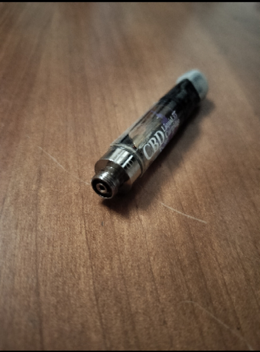 至急！CBDリキッドが結晶化したので、ストーブで溶かしていたら、写真の下の丸い部分から液体が出てきました。 多分液漏れだと思うのですが、結晶化を解いたらなぜ液漏れしたのかが解りません。 熱を伝えすぎたのでしょうか? 原因は何ですか？ 詳しい方お願いします。