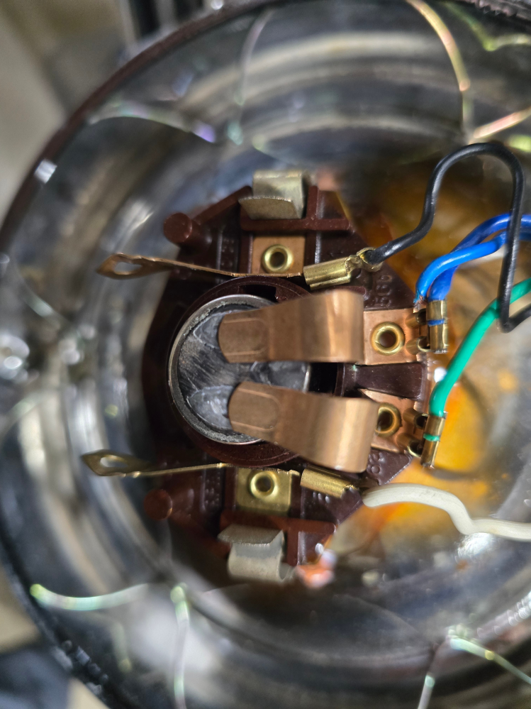 古い外国製のバイクのヘッドライトの件です。少し暗いので、「ヘッド