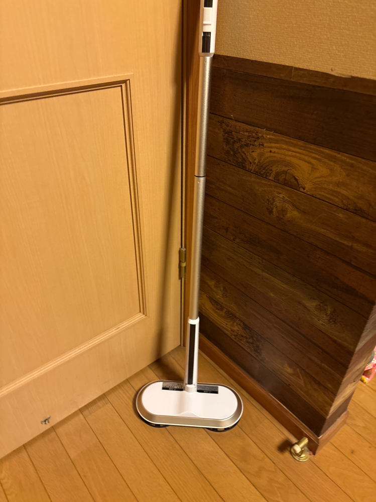 今日、メルカリで購入した 回転モップクリーナーが届きました。 一回スイッチを入れたら動いたので 受け取り評価をしました。 充電式だったので、一度フル充電をしてから実際に掃除してみようと考えていて 充電してる間、外出（5時間程度）して 帰ってきたら満タンになってると思い 早速作動してみました。 すると、最初の10秒程はクルクル回り 掃除が楽になる！と、喜んでいたら すぐ止まり、何度電源を入れ直しても 電源が入ったり入らなかったり 動いたり動かなかったり…。 最初の確認で、取り付けるモップを濡らしてはめて、と、したら 動かなかった時に返品等することができないと思い 濡らしたモップ部分を装着しないでほんの1分ほどしか動作を確認しなかったのが悪かったのでしょうか…。 受け取り評価をしてしまったので 取引メッセージから 何回かどうしたらいいですか？ と、聞いても返事はなく 評価だけされてしまいました。 動く動かないの照明は破損と違うので 写真を撮ることもできず…。 メルカリでの商品のやり取りは、受け取り評価してしまった後では返金されない可能性の方が大きいとネットでは書かれていて どうしたらいいか分からず…。 どなたか、解決策をもらえませんか？ とても悲しいです…。 よろしくお願いします。