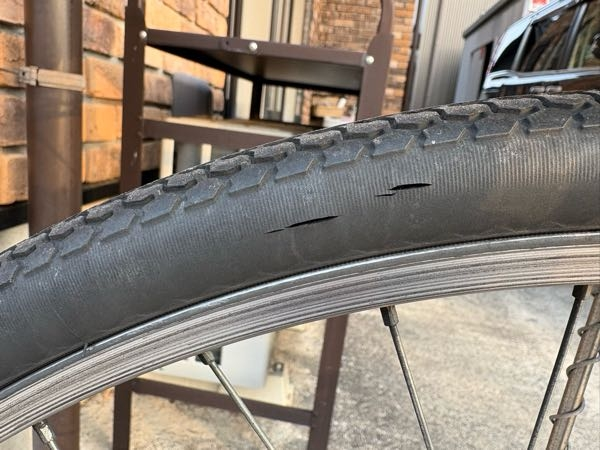 自転車のタイヤがこのような状態です。大丈夫でしょうか？ - 新品と 