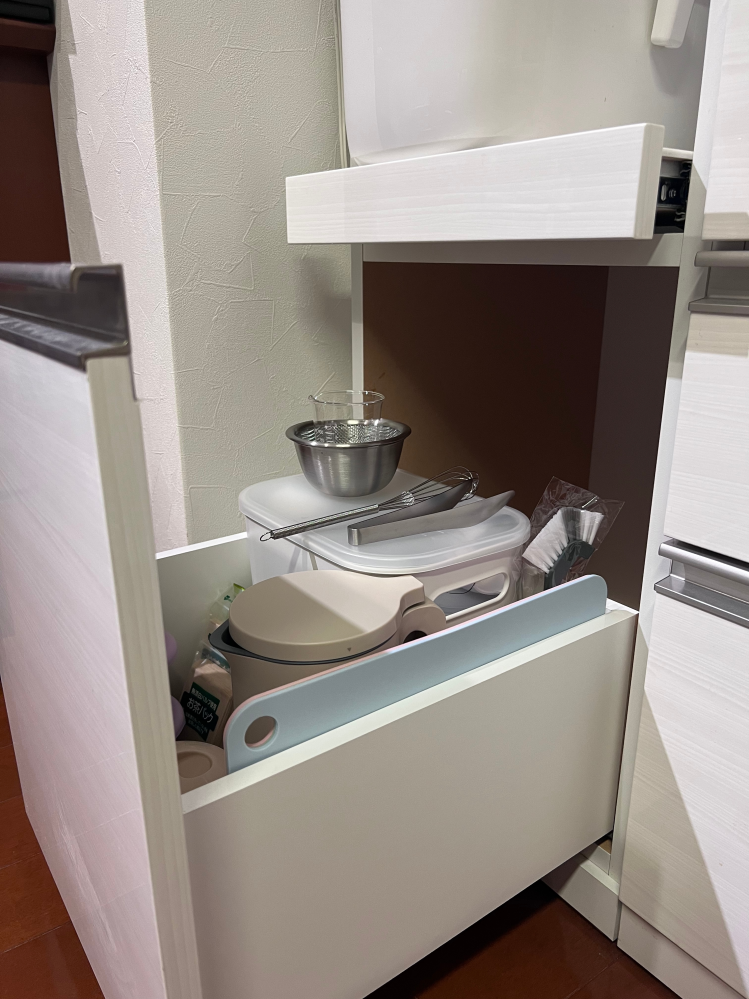 食器棚のデッドスペース活用についてです。写真の収納ですが、上20cm 