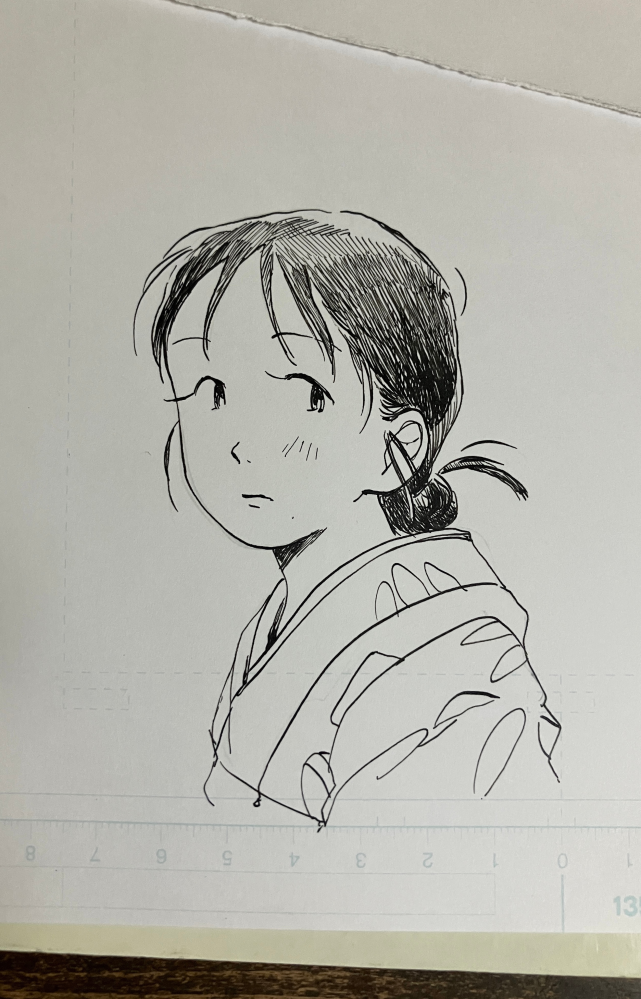 アナログの漫画制作について 同人誌をアナログの原稿用紙で描いています。ペン入れは墨の華の墨汁を使っているのですが、印刷所で製本した際に絵がかすれている所が出来たりしないかが不安です…斜線を入れるタッチが多いため、その部分が途切れたり掠れたりしたらと懸念しているのですがどうなのでしょうか？（添付した画像の濃さで描いているのですが…） 原稿用紙はA4サイズで、製本の際にB5に縮小します。 初めてのアナログ原稿で分からないことばかりですので、少しでも何かご存知の方やアナログ原稿の経験のある方は教えて頂きたいです。