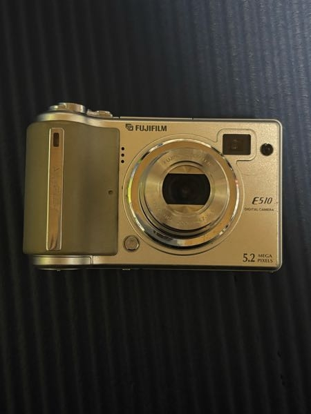 富士フィルムのFinepixE510のデジタルカメラを起動させたいです。ア
