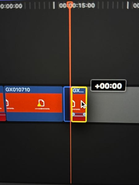 finalcutproを使っている方居れば教えてください！ 画像のようにクリップ間に隙間を作りたいのですが、左側のクリップにくっついてしまいます。 どうやれば右側クリップの開始点を線にくっつけてられますか？