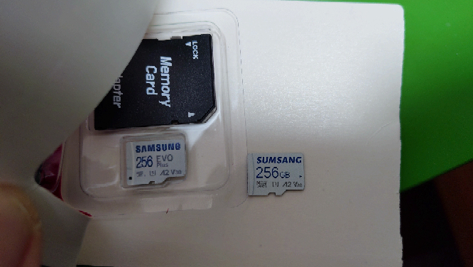 性能の違いがわかりません。 写真の右のmicroSDカードと左のmicroSDカードが詳しく分かる方おられますか？今までGoPro11で左のmicroSDカードを使っていましたが、今回は右のmicroSDカードを使用としたらGoPro使うときに、書き込みスピード性能が不足していますみたいな表示が出てきました。microSDカードをGoProでフォーマットして試し撮りしたら今のところは正常に稼働しています。右と左のmicroSDカードの性能の違い、もし新しい購入した右のmicroSDカードを使用し続けた場合の不都合の発生する可能性とか詳しく分かる方ご教授お願いいたします。 フルハイビジョンと60レート(？）の設定で撮影しています。