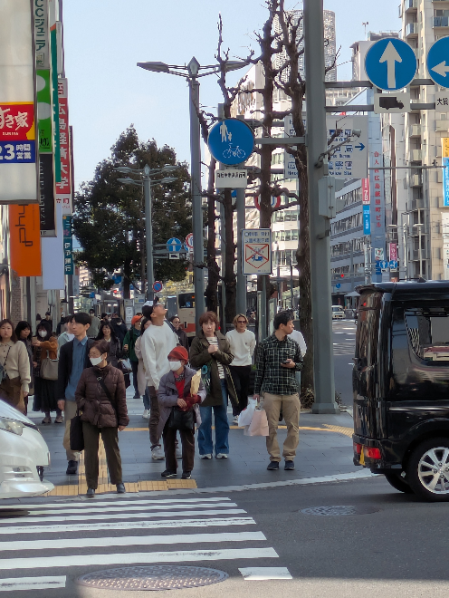 コチラ、広島の道路なのですがご覧の通り歩道を自転車で走る事が可能