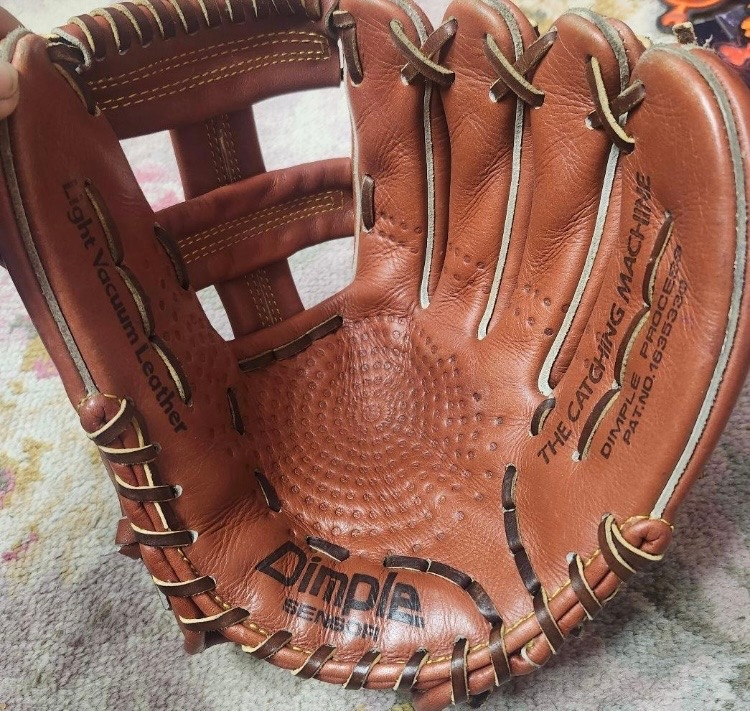 画像のSSKの古いグローブについて質問です。DRG-257という捕球面がデ