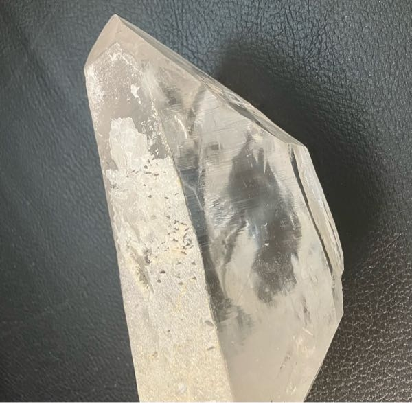 画像の水晶原石の産地を教えて頂けませんでしょうか？ 大きな剥離痕あります。 (先ほど教えて頂きました) サイズは長さ16cm横8cmぐらいです。 基本的には透明です。 自宅にあるブラジル産やアーカンソー産とは違う透明度です。 天然石 クォーツ