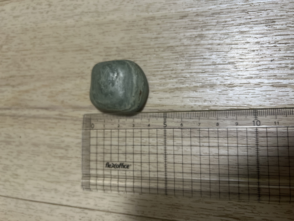 この石って翡翠ですか？ そこらへんで拾いました。