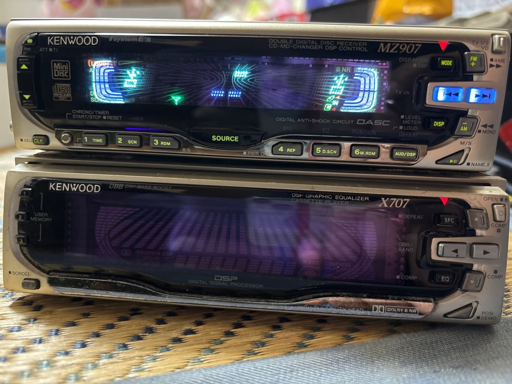 昔使っていた古いカーオーディオが出てきて、電源入れたら、下のデッ 