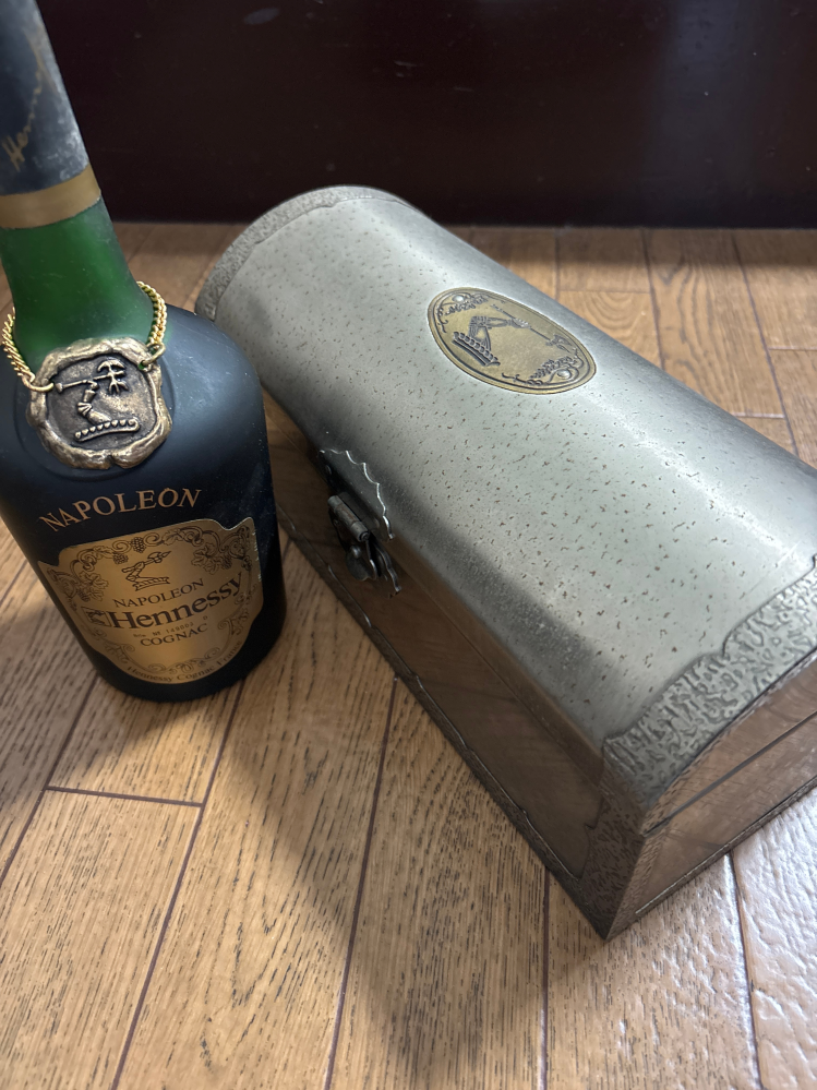 蔵から出てきた古酒です。50年以上前のと思われます。現在の評価額
