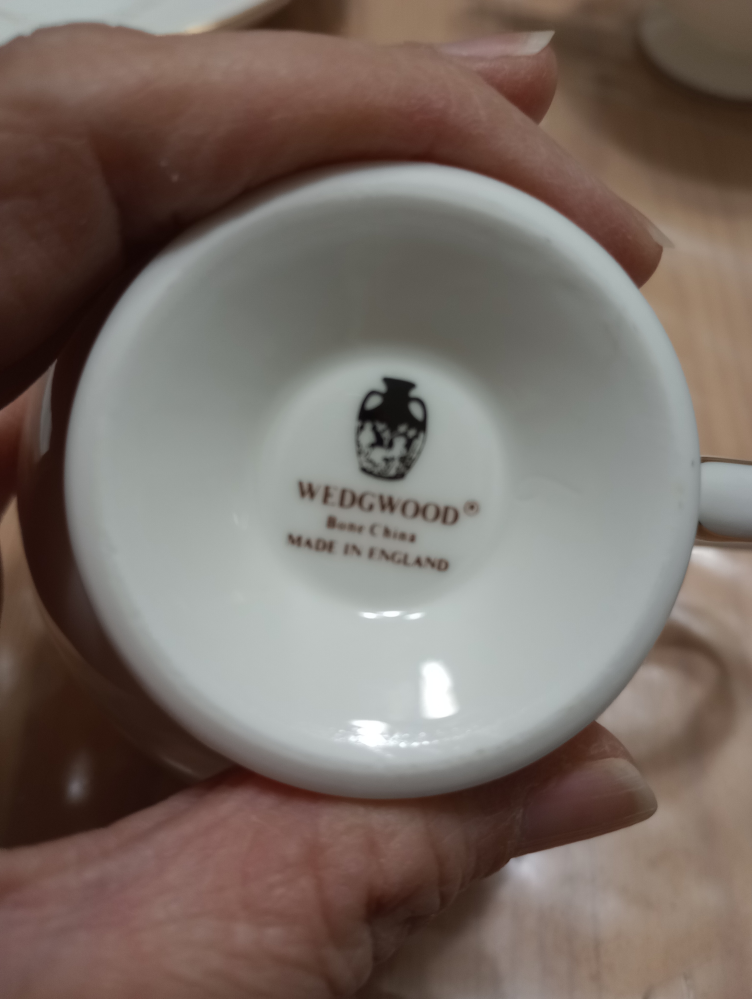 ウェッジウッドの偽物についてなんですけど購入したカップコロラドの裏