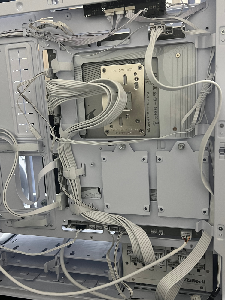 自作PCに挑戦したのですが電源がつかなくて困ってます。ファンやマ 