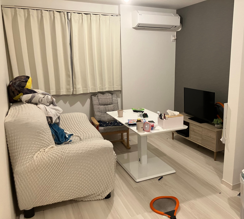 ソファを買い替えるか悩んでいます。写真添付しました。(かなり散ら 