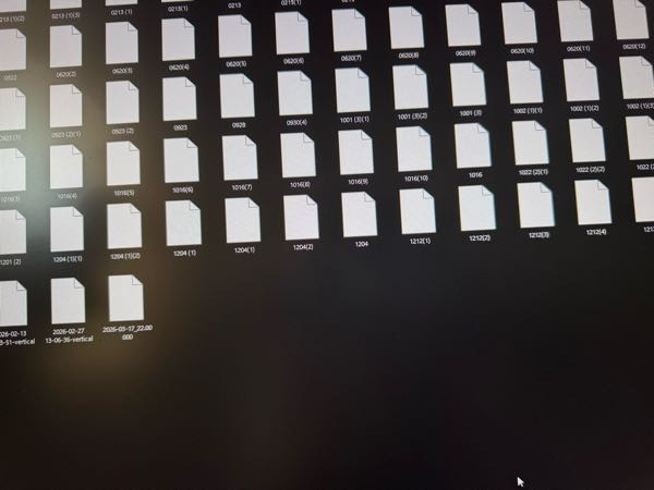 Windowsなのですが、最近PCのエクスプローラーがとても重いです。 他のソフト等は全く問題なく、エクスプローラーのみです。 開いてしばらく待ってもずっとこのままで、どのファイルも読み込んでくれません。 ダウンロードのところは「処理しています…」から動きません。 容量は300GBほど余裕はあります。 原因がわかる方いらっしゃいますでしょうか？