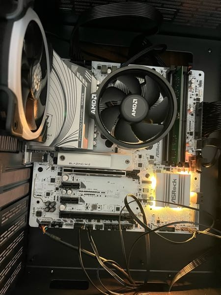 自作PCを作っているのですが起動しません。マザボの装飾用LEDは光るの 
