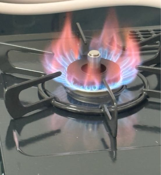 至急お願いします。ガスコンロの火の色がこのように赤いのですが不完全 