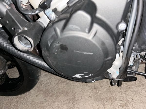 バイクについてです。Zx4rのエンジンのジェネレーター側に傷がつ