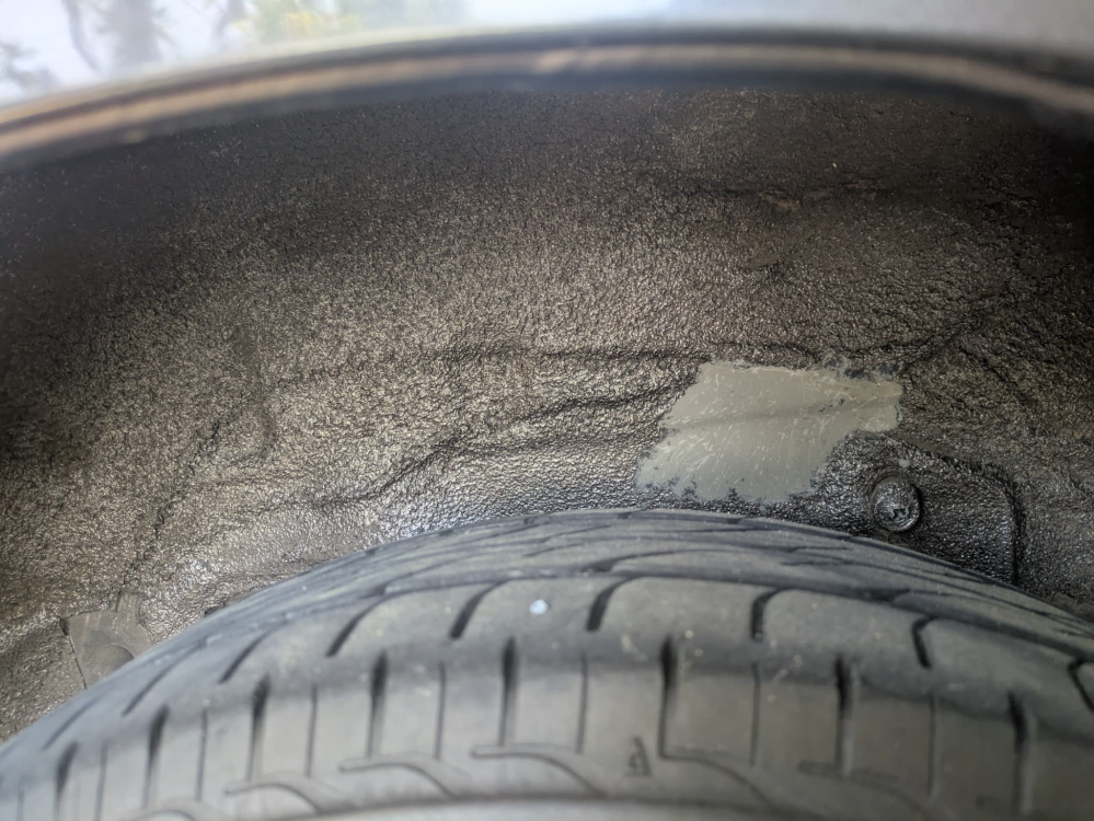 車のタイヤが入っている部分の錆の取り方について相談です。中古車を 