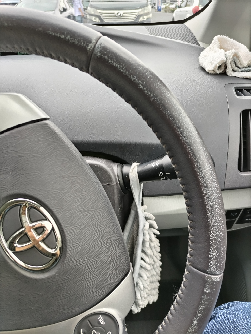 中古車を買ったのですが、ハンドルをぞうきんで拭いたら、革の部分が 