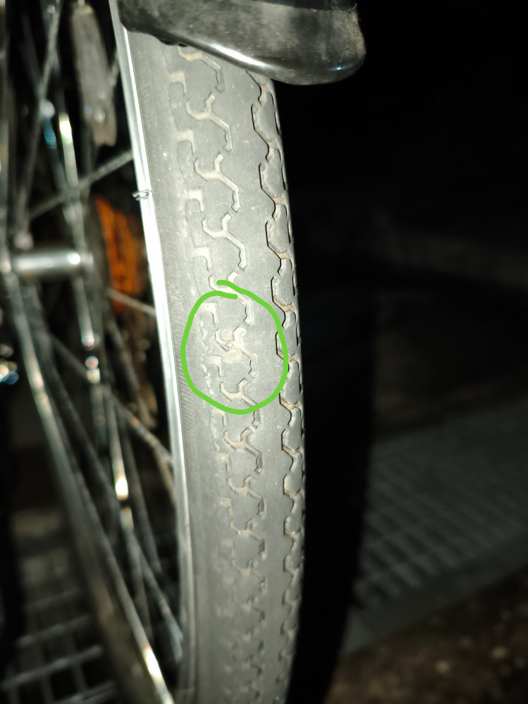 自転車について質問です。タイヤに錆びた釘が刺さってしまいました 