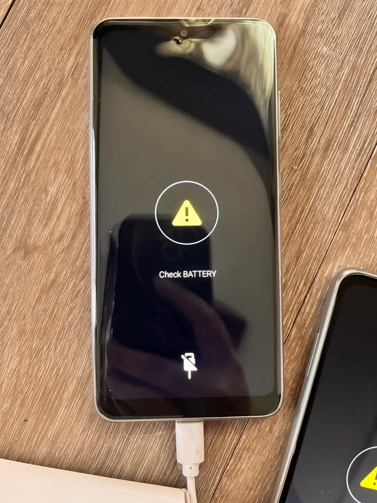 充電器がないけど、まだ使えるから、あれから使ってない！ 充電器を挿したら画像の様になります。どう改善したらいいですか
