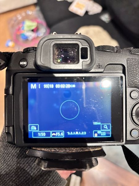 canonのR8を使ってるんですが画面に○が出現しました、これってなん