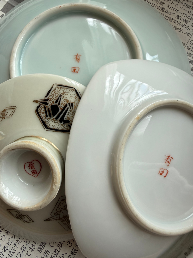 古い食器が沢山出てきたのですが、これらは有田焼でしょうか？わかる方
