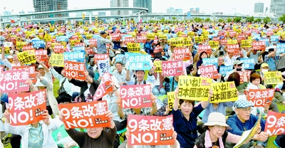 今日は憲法記念日です。憲法について考える暇があったりなかったりしたことと思います。 さて、900年位前の平安末期には「極楽浄土へ行くためには念仏を唱えることが有効である」と解明されました。それでは「南無阿弥陀仏」などの念仏と「9条守れ」では、唱える（だけ）ならどちらが効果的でしょうか？