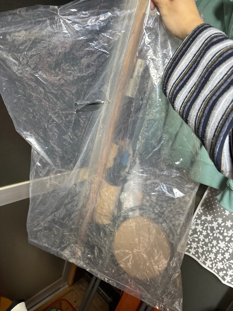 これはカビ？！購入して1ヶ月ほど経つ未開封のお洋服の袋に、白いも