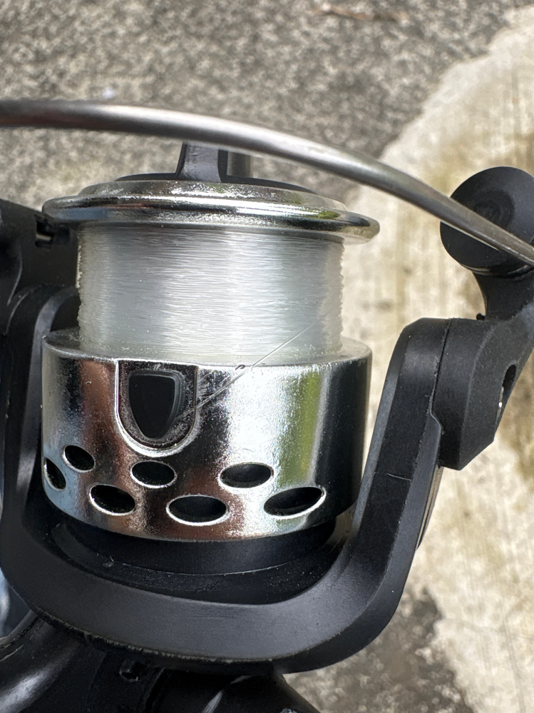 至急釣り初心者で釣り具等を買いましたリールから糸を外して穴に通さ 
