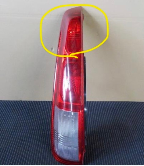 日産T30エクストレイルのテールランプについてです。一番上の方は