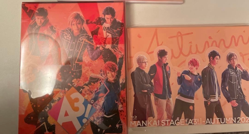 エーステ 秋組のキャストさんが好きで円盤（画像の2つ）を買ったのですが、エースリーの事がほぼ分からなくても楽しめますか？ 左の物は春夏のもあるのを認識しています。もしかして続きものだったりしますか？ストーリーわかんないとあんまり楽しめなかったりとか&hellip;&hellip; よければですが、他に秋組が出ている円盤も教えていただきたいです！