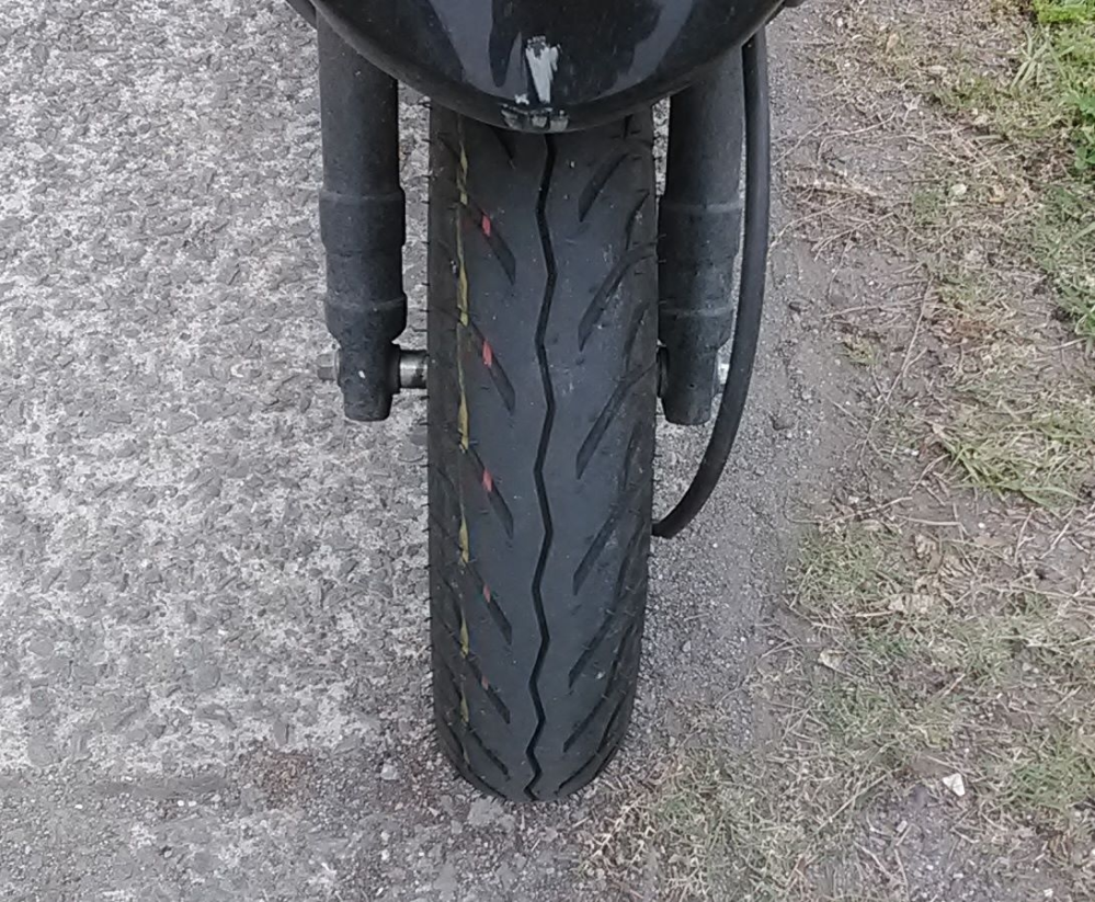 バイクの前輪のタイヤの左側のすり減りが大きいのでタイヤ交換したら