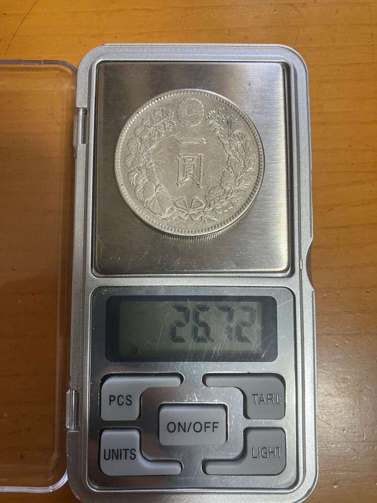 この新一円銀貨明治45年が本物か教えてください。厚さは、2.3mmくらい