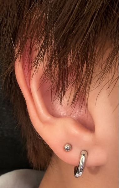 この写真のようにピアスを片耳に開けたいのですが、同じ日に2ヶ所とも