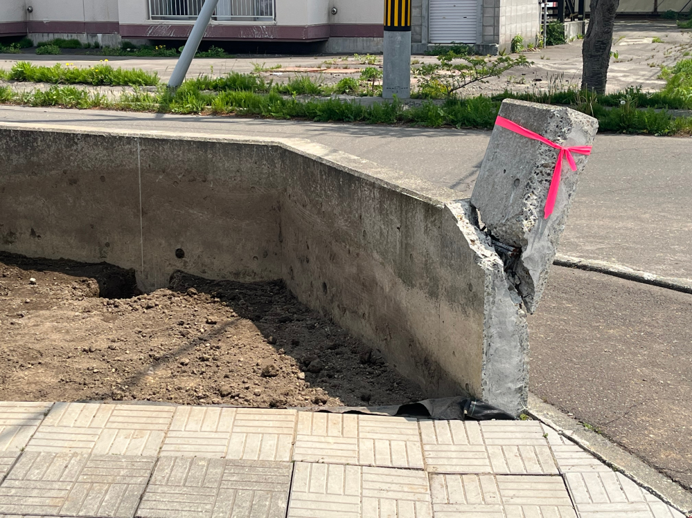コンクリート塀（うちっぱなし）の撤去費用１２万円は妥当でしょうか、地域は北海道都市部近郊 長さ2m80センチ 高さ70センチ（歩道から上部）厚み18センチ、通路として車両が通過出来れば良いので基礎部は撤去不要です 画像左端のチョクの線までが撤去範囲です 見積もり額が自分の想像より高いので妥当か知りたいです よろしくお願いします。全面市道の幅は8メートルあります。