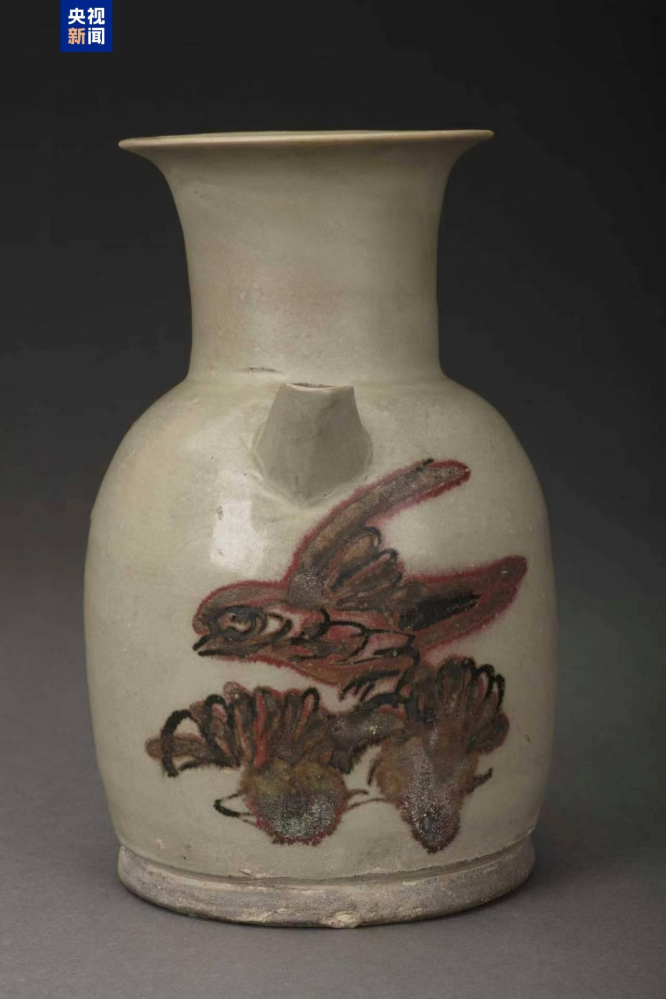 一幅“飞鸟简笔画”里的唐风美学一件瓷壶搭配什么样的纹饰最吸睛？唐代