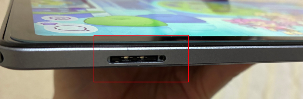 タブレットのミニSDを取り出そうと失敗して、カードが入ったまま蓋が取れてしまいました。 本体とSDカードを傷つけずにSDカードを取り出す方法はないでしょうか？」