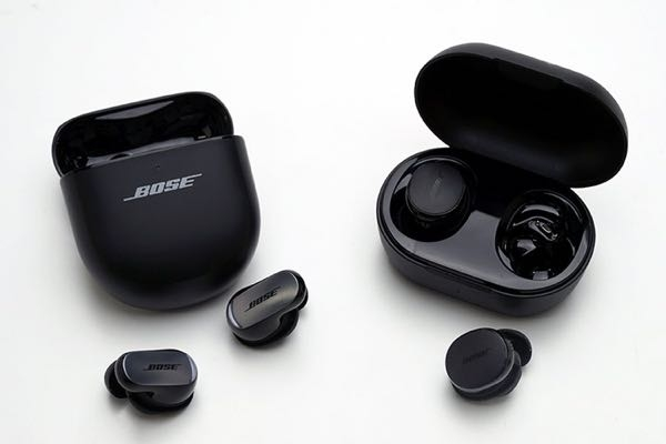 イヤホンの充電ケースって右の形の方が出し入れしやすいんですが、左