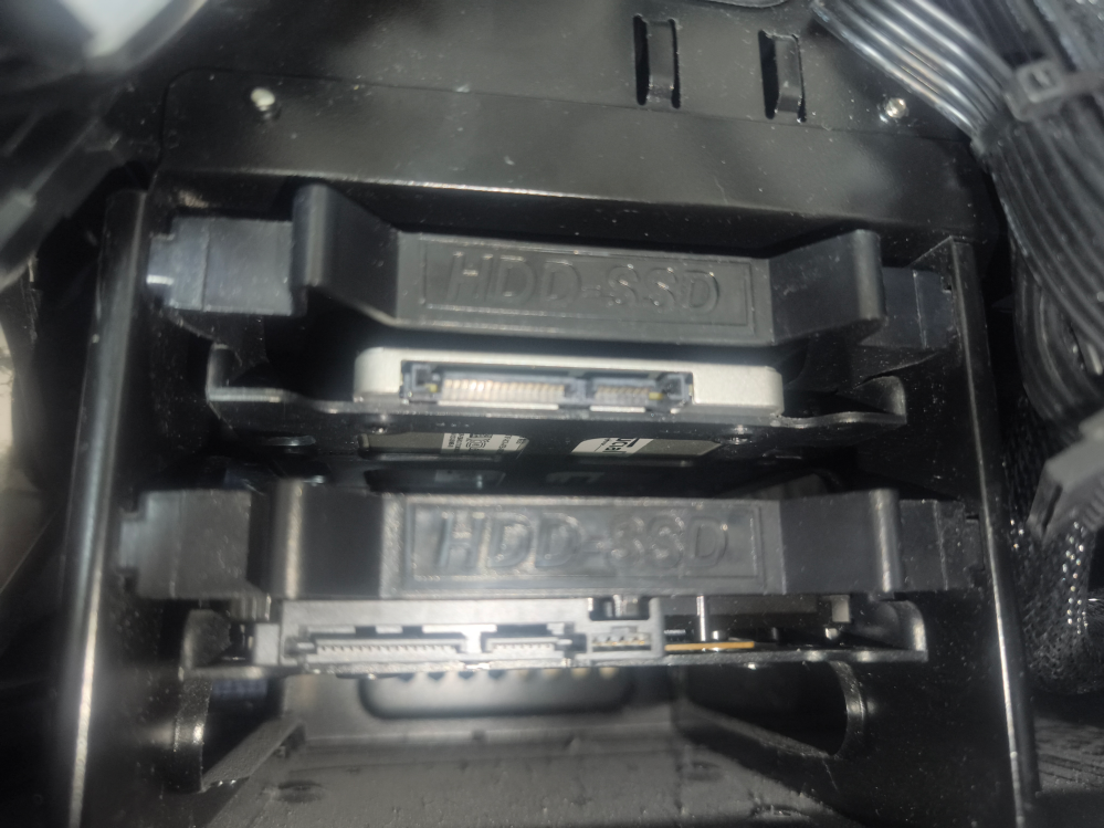 ZALMANZ9NEOのPCケースを使っています。HDDとSSD - Yahoo!知恵袋