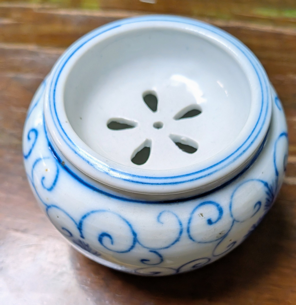 やや古い陶器が出てきました。何に使うものか、教えて頂けますか。茶