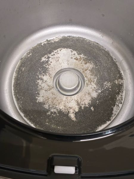 しばらく使っていなかった炊飯器を出したら、底が黒くなっているのに