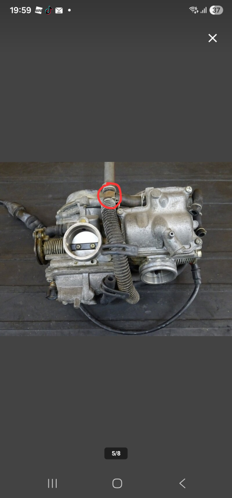 シャドウ400に乗ってます燃料が漏れてて、セルを回してよく見ると画像