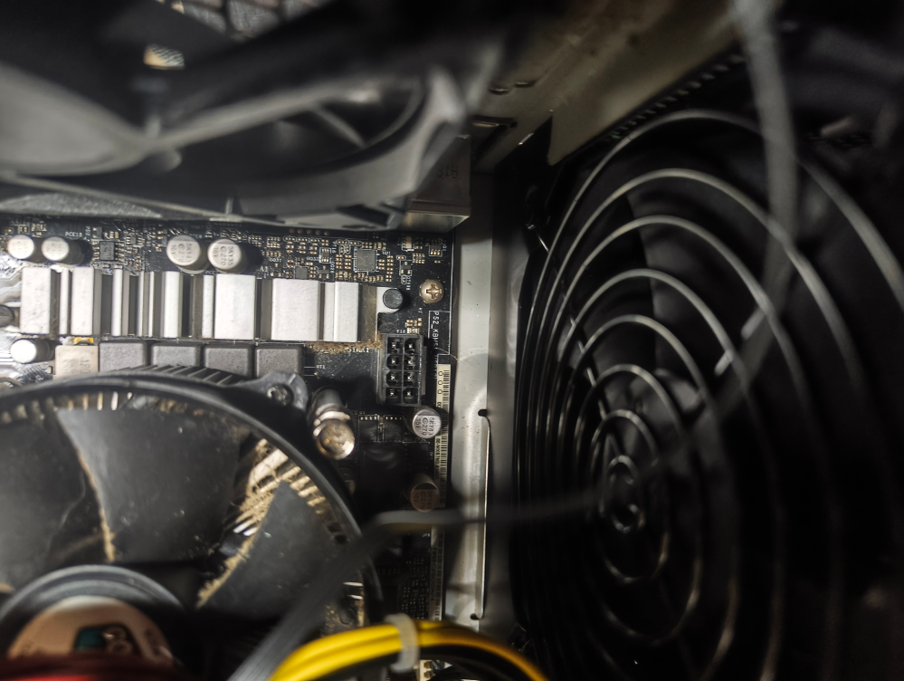pcの電源を変えたのですがこちらのピンにうまく刺さらずどうしたら